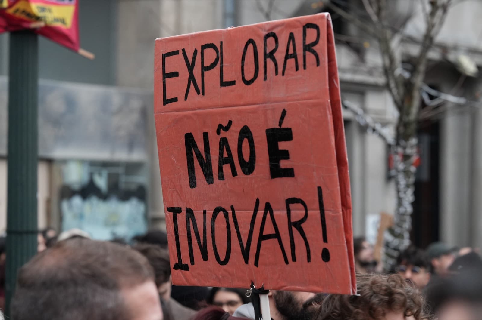 Capitalismo (Racial) de Plataformas e a realidade dos estafetas em Portugal